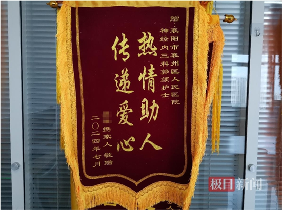 【極目新聞】護(hù)士雨中護(hù)送腹痛女孩輾轉(zhuǎn)兩家醫(yī)院就醫(yī)，女孩：她像救星一樣